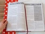Bunte Heft- oder Buchhüllen aus Wachstischdeckenstoff selber nähen