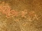 Farbige Wachsflecken aus Stoff oder Teppich entfernen