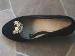 Ohrclips an schwarze Pumps clipsen - fertig ist der Abendschuh