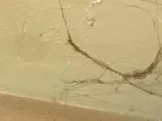 Spinnweben hinter Schränken mit Klebeband wegputzen