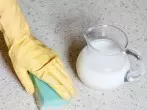 PVC-Böden mit Milch und Wasser zum Glänzen bringen