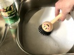 Geschirr abwaschen: Spülmittel sparen und <strong>Kalk</strong> entfernen