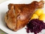 Resteessen aus Gans, <strong>Rotkohl</strong> und Kartoffeln und Sauce