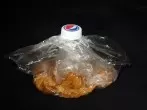 Plastiktüten mit Hilfe einer Plastikflasche verschließen