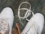 Weiße Schuhbänder in wollweiße/hellbeige verwandeln