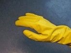 Gleichzeitige intensive Handpflege bei Arbeiten mit Gummihandschuhen