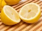 Zitrone gegen schwarze Schmierflecken an Gardine