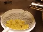 Heißes Wasser gegen "verklebte" Kartoffelscheiben
