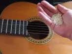Staub von Gitarre entfernen