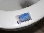 <strong>Blaues</strong> Toilettenwasser - Toilettentabletten halten länger