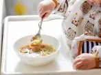 Stress raus beim Essen mit Kleinstkindern: Löffel anbinden