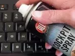 Computer-Tastatur mit Cockpit-Spray reinigen