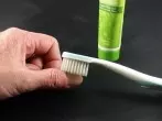 Nagel- und Nagelbettpflege mit einer Zahnbürste