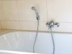 Weniger Seifenreste an der Badewanne mit kaltem Wasser