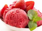 Erdbeersorbet im Sektbad