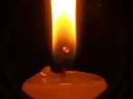 Verschüttetes Kerzenwachs entfernen