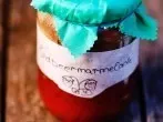 Stressfreie Etiketten auf Marmeladengläsern