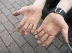 Ölverschmierte Hände säubern mit Hausmitteln