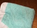 Altes Frotteehandtuch haftet gut am Schrubber