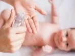 Hilfe gegen Blähungen: Wärme & Massage für Babies