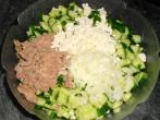 Gurkensalat Helfe-Elfe: mit Schafskäse, Thunfisch & Zwiebeln