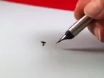 Tintenflecke auf Papier ohne Tintenkiller beseitigen