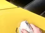 Vogelkacke auf/am Auto mit einem nassen Pack Zeitungspapier entfernen