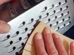 Stumpfe Küchenreibe mit Sandpapier schärfen