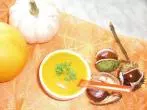 Kürbissuppe mit Kokoscreme, Ingwer und Mango