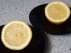 Zitronehälften gegen <strong>Fruchtfliegen</strong> in der Küche