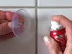 Saugnäpfe sicher befestigen mit Haarspray