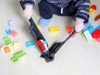 Kleine Spielzeuge wie Lego oder Bausteine, schnell aufräumen