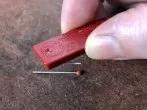 Stecknadeln und Nadeln mit Magneten von Flächen aufheben