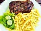 Schnell-Rezept f&uuml;r Steak mit <strong>Pommes</strong>