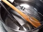 Sauberes Kochwerkzeug: Löffeltopf mit lauwarmem Wasser