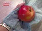 Wachsschicht auf Äpfeln mit Microfasertuch entfernen