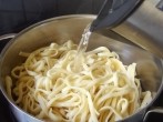 Spaghetti aufwärmen mit heißem Wasser