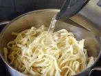 Spaghetti aufwärmen mit heißem Wasser