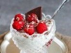 Stracciatellacreme mit Himbeeren
