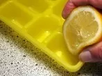 Gegen Halsschmerzen: Gefrorenen Zitronensaft / Eis lutschen