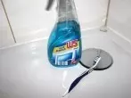 Zahnbürste und Glasspray zum Dusche putzen