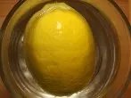 Mehr Zitronensaft: Zitrone in heißes Wasser legen