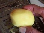 Geriebene <strong>Kartoffel</strong> hilft gegen dunkle Augenringe