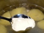 Salzkartoffeln werden schneller gar mit etwas Margarine im Kochwasser