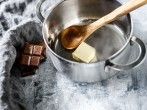 <strong>Schokolade</strong> direkt im Topf schmelzen - erst mit Butter 