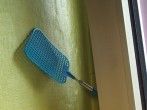 Gegen Fenster knallen: Fliegenklatsche in das gekippte Fenster