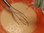 Pfannkuchen mit Mineralwasser zubereiten