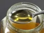 Flüssiger Honig läuft nicht mehr vom Löffel