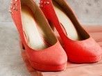 Farblich exakt passende Schuhe oder Tasche zum Kleid finden