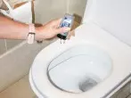 WC mit Resten vom Duschbad reinigen